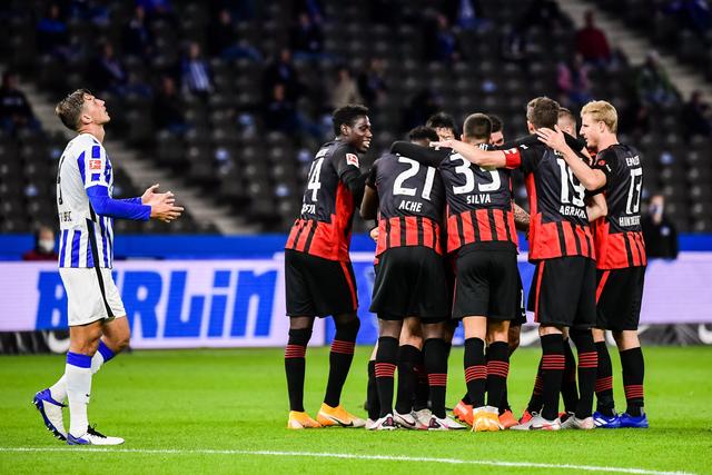 文班亚马观战巴黎4比2曼城 获赠印马刺字样球衣